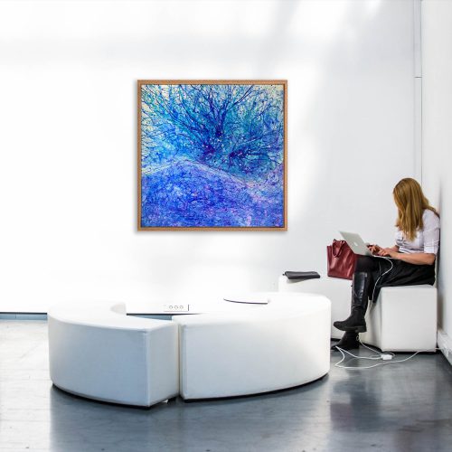 Abstraktes Bild IN MY ARMS von Sophie Friederichs. Kräftige Blautöne mit einem zarten Lila-Schimmer überzogen. 100x100 cm Acrlytinte auf Leinwand.